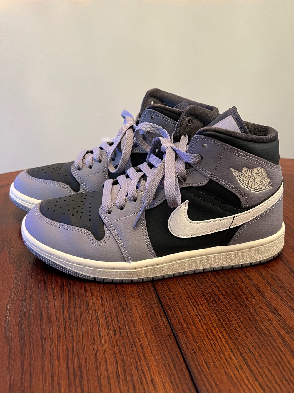 💜 Nike Air Jordan Mid 1